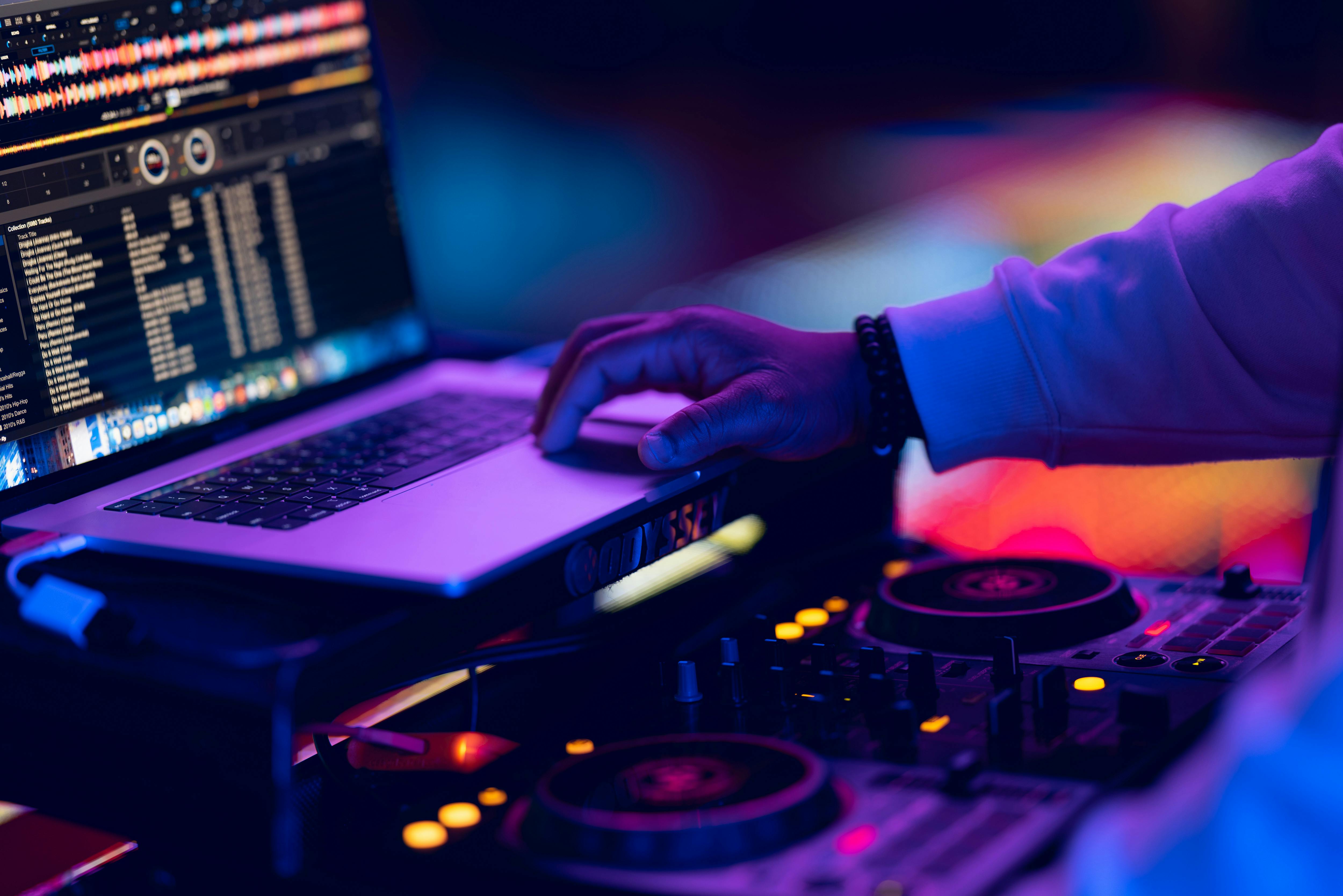 DJ